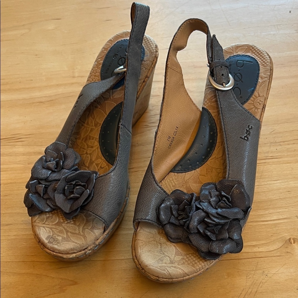 b.o.c. Women's Blue Floral Wedges